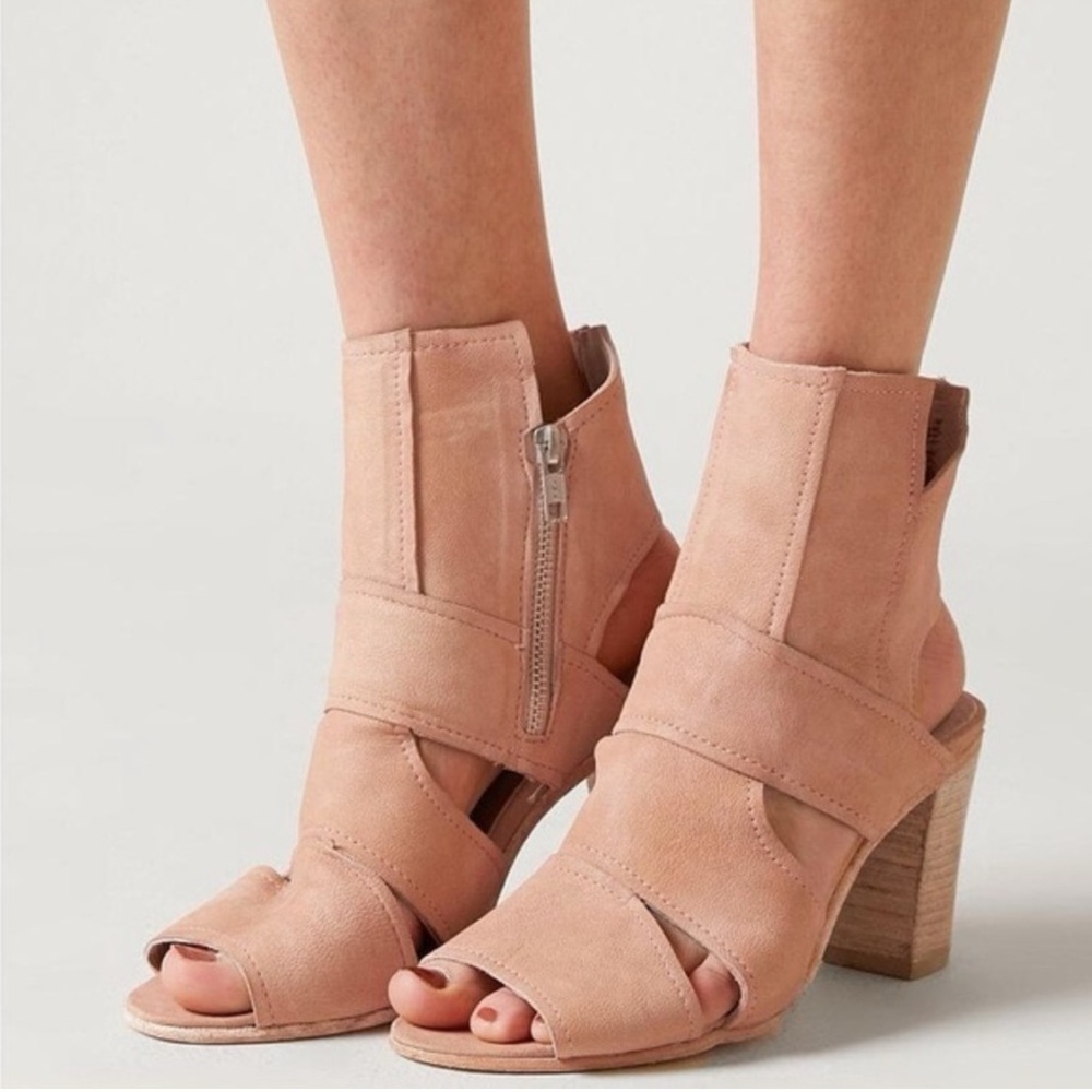 Free People | Women’s Tan Effie open Toe Cut Out Stacked Wood Heel Sandals, sz 7